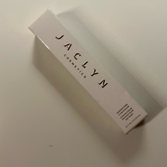 Brand New in Box - Jaclyn Cosmetics Perfecting Concealer - Fair Yellow ⭐️☀️ - Picture 1 of 2